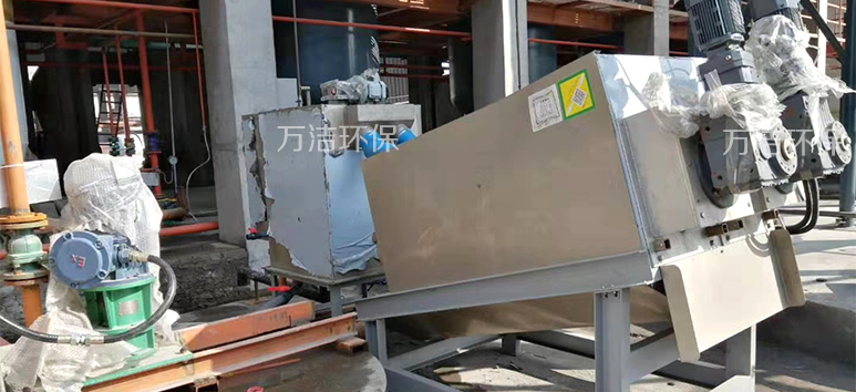 遼寧興城疊螺式污泥脫水機安裝現場 遼寧興城疊螺式污泥脫水機安裝現場